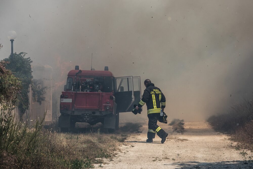 Incendio all'isola ecologica di Novate Milanese