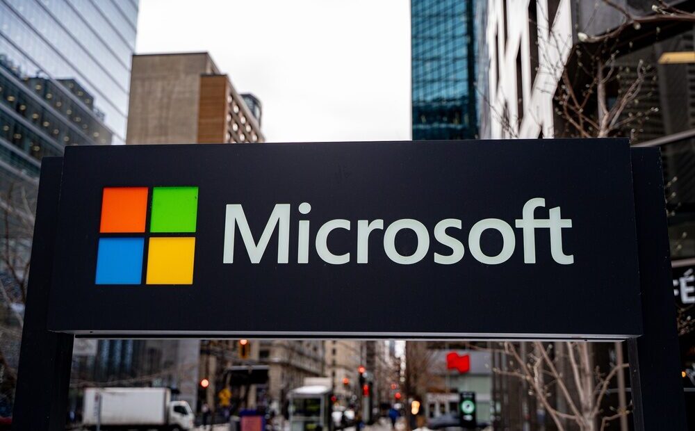 Logo Microsoft con sfondo tecnologico