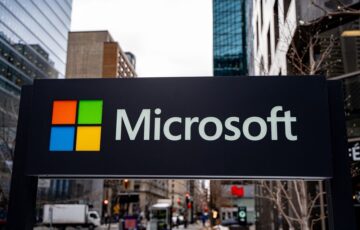 Logo Microsoft con sfondo tecnologico