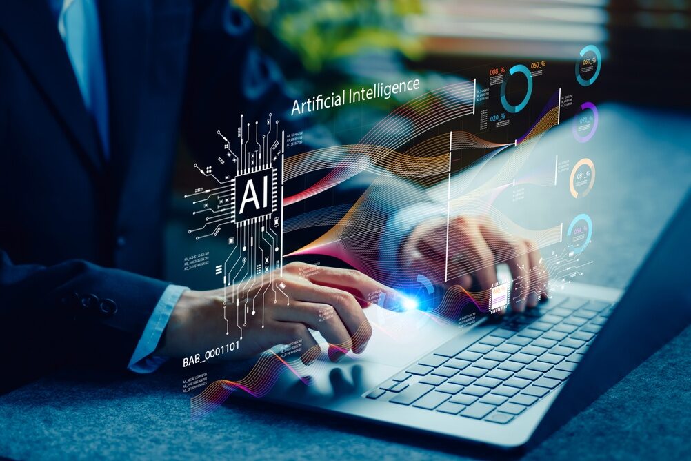 Un lavoratore in ufficio mentre utilizza strumenti di intelligenza artificiale.