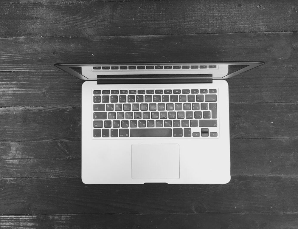 Immagine del MacBook OLED in fase di test