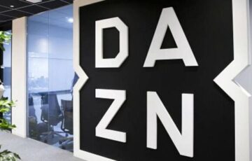 Logo di Dazn con sfondo sportivo