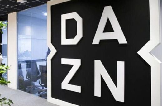 Logo di Dazn con sfondo sportivo
