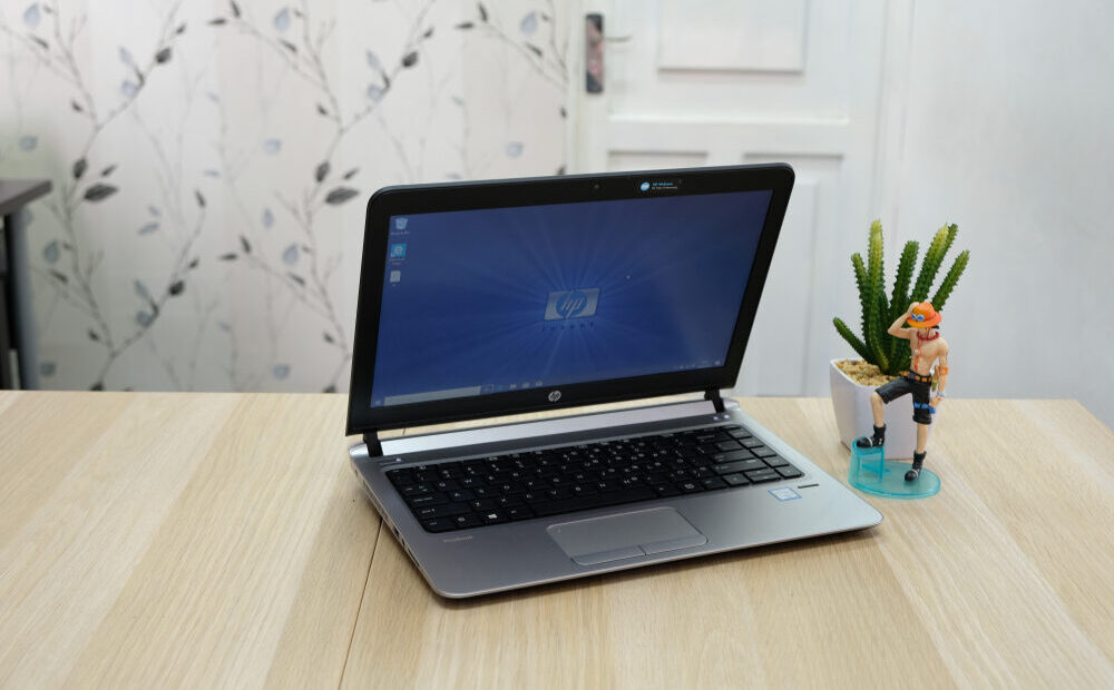 HP OmniDesk con finitura in legno scuro