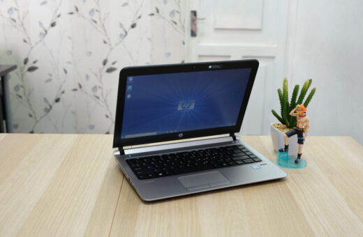 HP OmniDesk con finitura in legno scuro