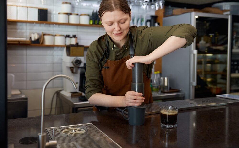 AeroPress Premium Walnut Brewer e macinacaffè manuale in noce