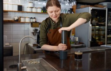 AeroPress Premium Walnut Brewer e macinacaffè manuale in noce
