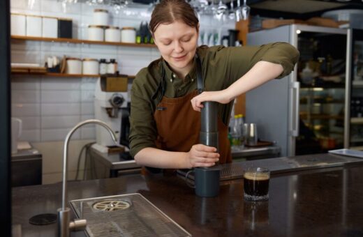 AeroPress Premium Walnut Brewer e macinacaffè manuale in noce