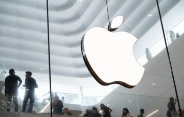 John Ternus e Tim Cook, CEO e presidente esecutivo di Apple