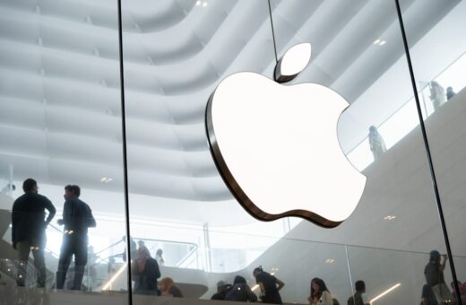 John Ternus e Tim Cook, CEO e presidente esecutivo di Apple