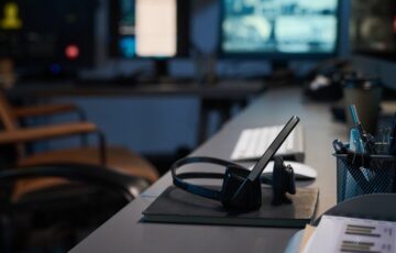 Scrivania Vernal Core3 in un ambiente di lavoro moderno