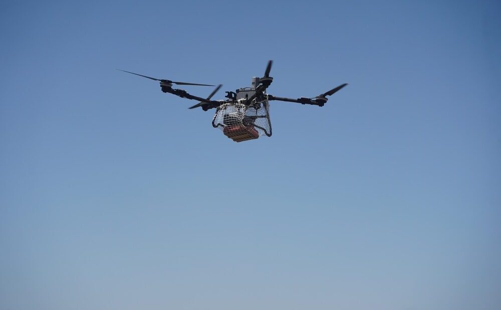 Drone cargo in volo sopra i rifugi alpini