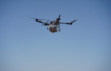 Drone cargo in volo sopra i rifugi alpini