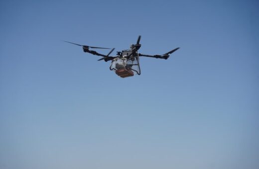 Drone cargo in volo sopra i rifugi alpini