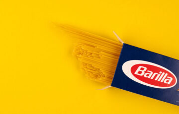 Barilla e Legambiente durante la pulizia del torrente Parma